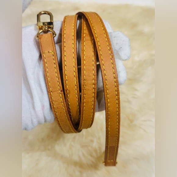 💎 LOUIS VUITTON VACHETTA LEATHER STRAP W/ GOLDTONE HARDWARE SIZE 46” - Picture 4 of 9